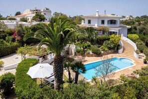 حمّام سباحة خارجي، حمّام سباحة مُدفَّأ، مقاعد للتشمس