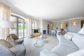 Een smart-tv, een open haard, een dvd-speler en een stereo