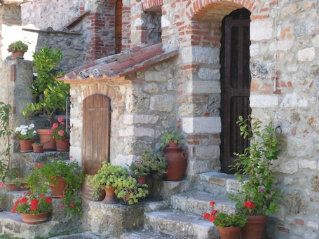 Alloggio su due livelli, 1 camera da letto | Vista cortile. Agriturismo Colli di Travale