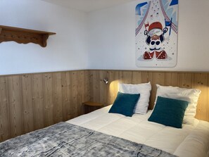2 bedrooms, iron/ironing board, travel cot, free WiFi - ski in / ski out cosy apartment, nice view, WIFI (Tignes)