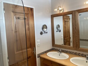 Kylpyamme, hiustenkuivaaja, pyyhkeet