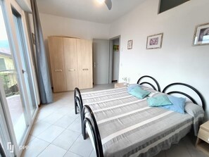 2 室のベッドルーム、セーフティボックス (室内)、アイロン / アイロン台、旅行用ベビーベッド