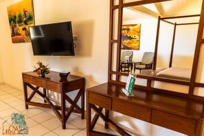 Bungalow, vista al océano | Caja de seguridad en la habitación y decoración personalizada 