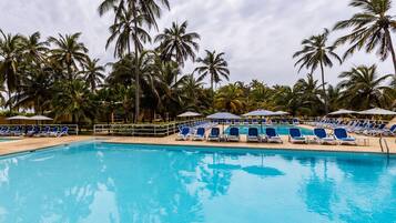 Utomhuspool och solstolar