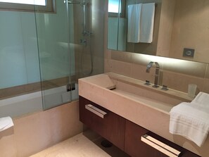 Combined shower/bathtub, hair dryer, towels