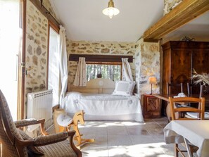 2 slaapkamers, een strijkplank/strijkijzer, reisbedje, gratis wifi