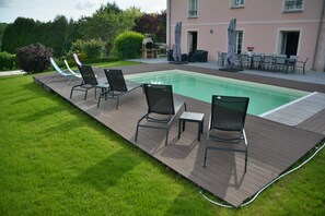 Piscine extérieure (ouverte en saison), parasols de plage