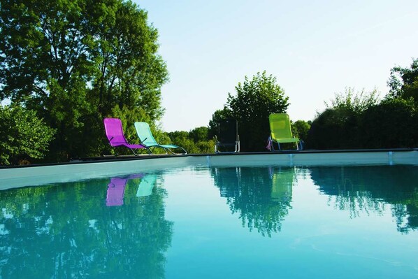 Piscine extérieure (ouverte en saison), parasols de plage