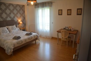 高档床上用品、特色装修、特色家居、办公桌