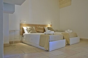 5 bedrooms, desk, iron/ironing board, free WiFi - seventeenth century farm in Salento (Puglia - Italy) (Campi Salentina)