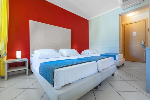 Chambre triple Standard | Literie de qualité, couette en duvet, bureau, rideaux d’obscurcissement