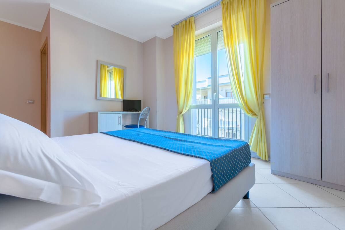Standard Double Room | Peralatan tempat tidur premium, gebar bulu kapas, meja