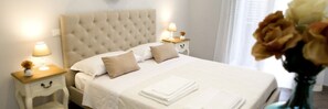 Habitación doble, para no fumadores | Minibar, muebles diferentes, escritorio y cortinas blackout 