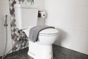 Douche, articles de toilette gratuits, sèche-cheveux