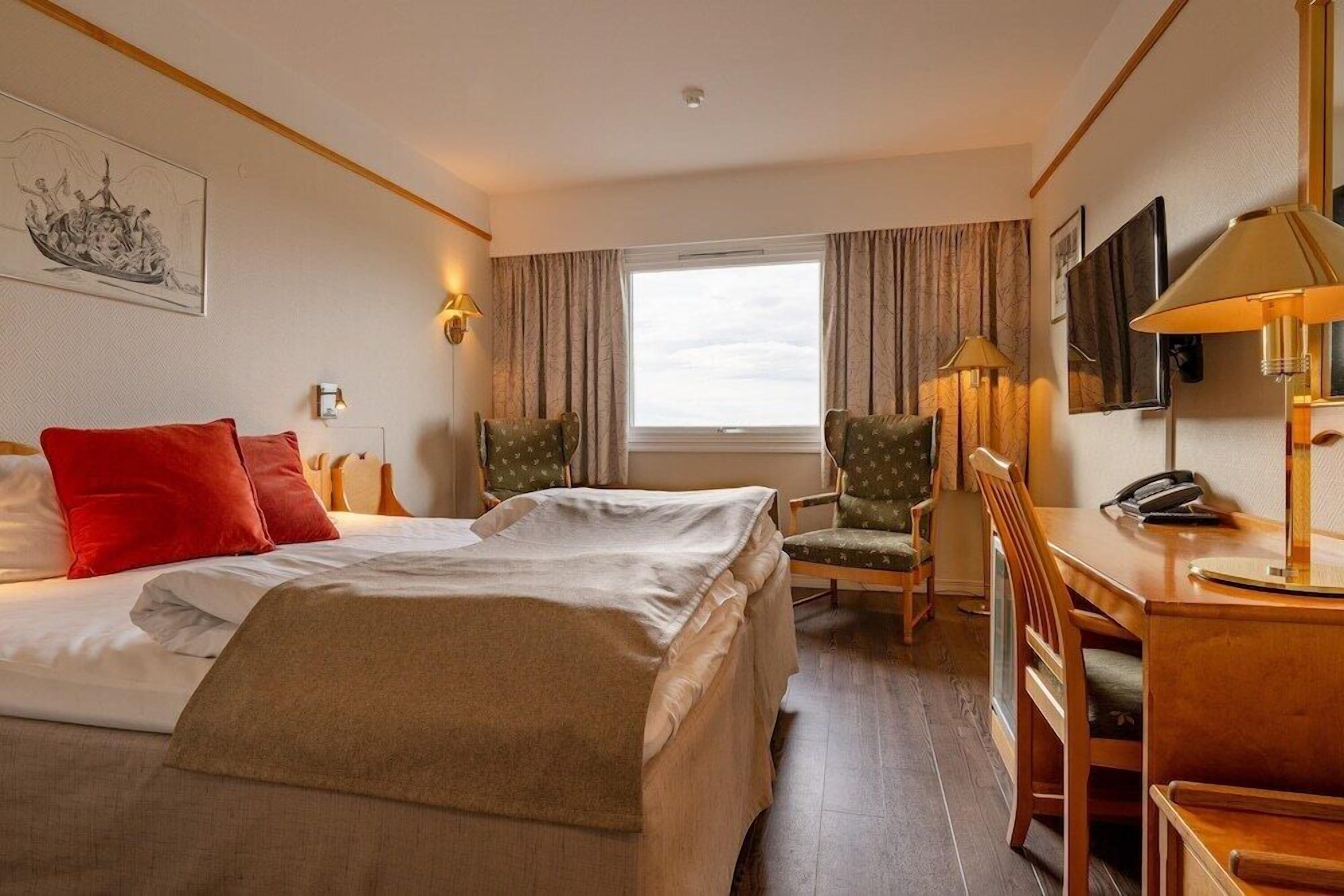 Pillowtop beds, minibar, desk, laptop workspace