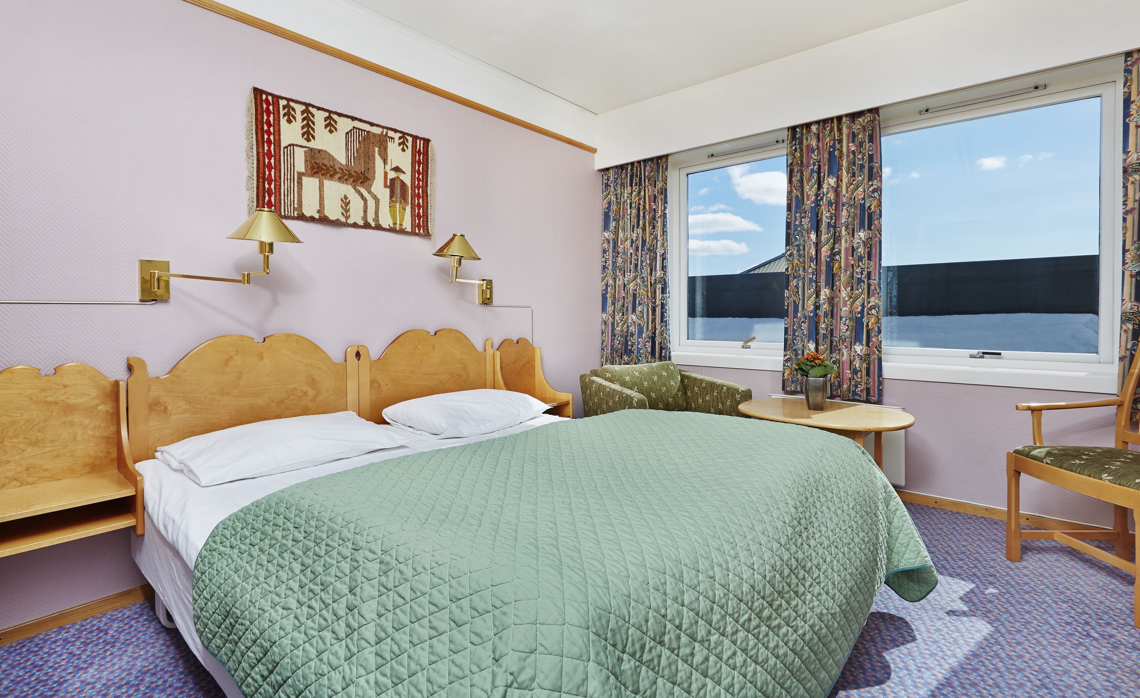 Camas con pillow-top, minibar y escritorio 