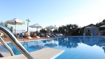 Außenpool (je nach Saison geöffnet), Liegestühle