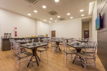 Café da manhã com buffet grátis todos os dias