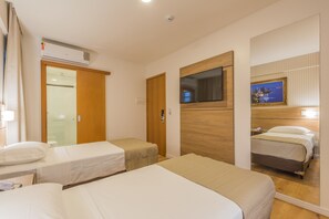 Phòng 2 giường đơn Deluxe | Minibar, két bảo mật tại phòng, bàn 