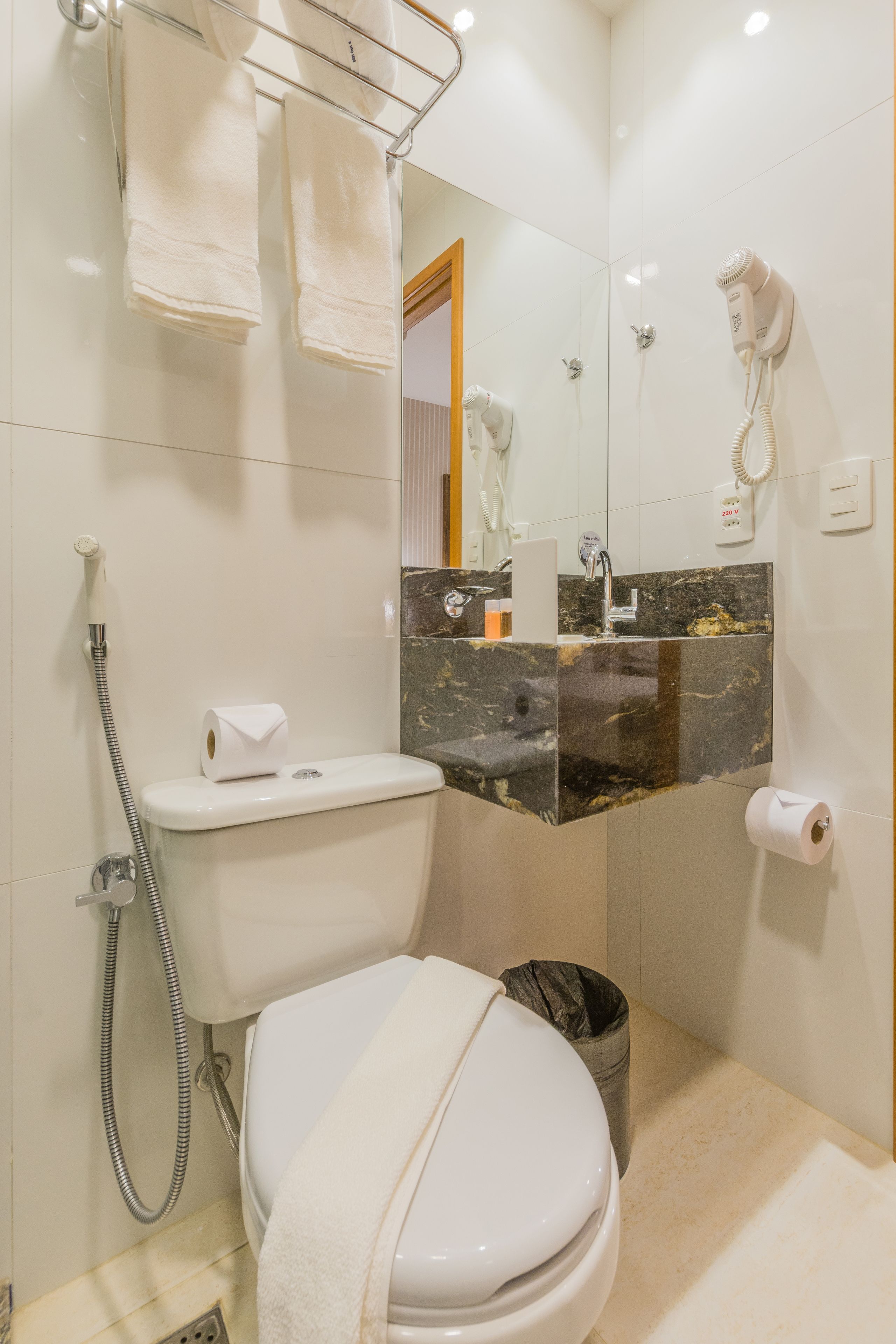 deluxe twin room | 1 bedroom, minibar, in-room safe, desk