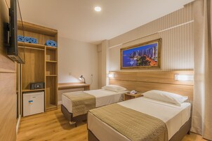 华丽双床房 | 迷你吧、客房内保险箱、办公桌、免费 WiFi