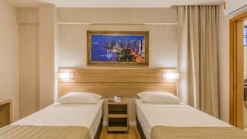 Quarto duplo luxo | Frigobar, cofres nos quartos, escrivaninha, Wi-Fi de cortesia