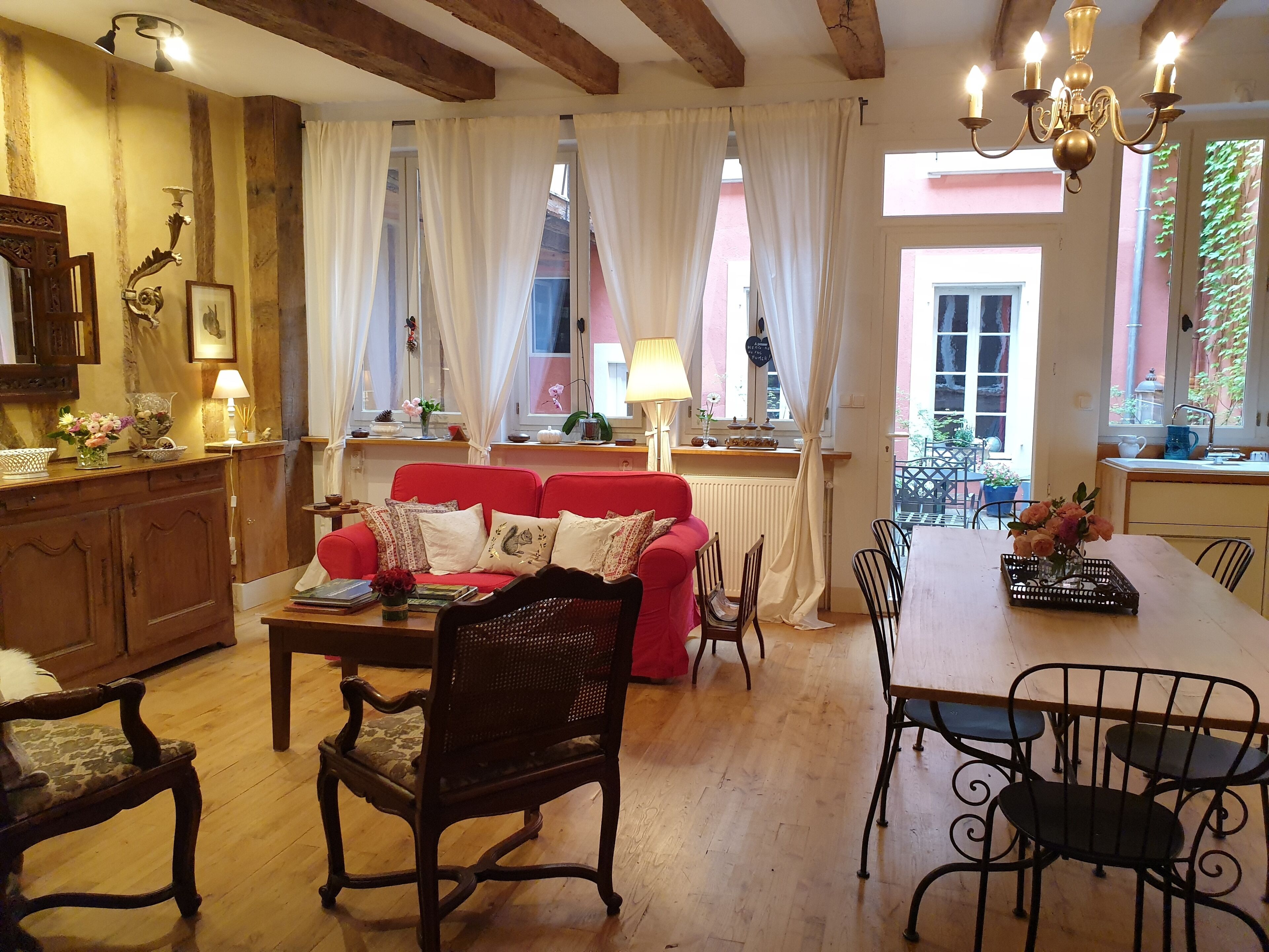 Una televisión de pantalla plana