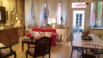 Una televisión de pantalla plana