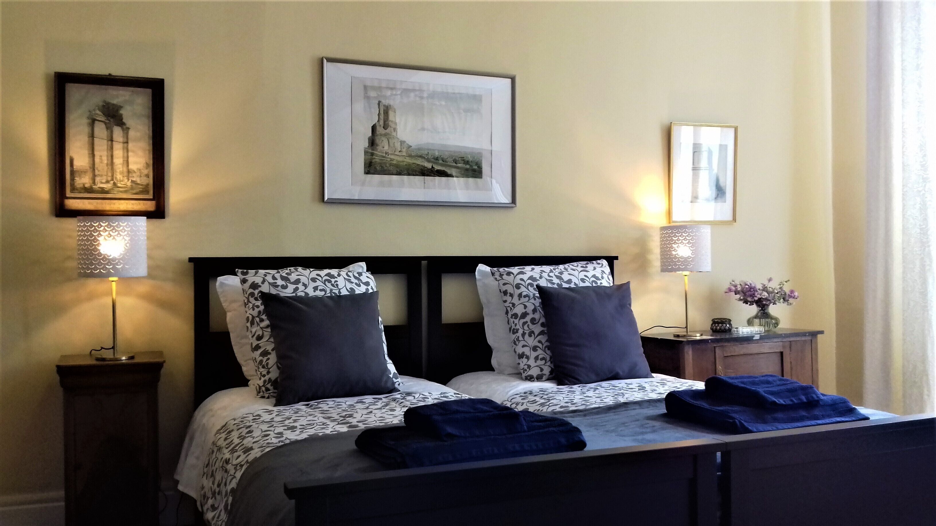 Décoration personnalisée, fer et planche à repasser, Wi-Fi gratuit