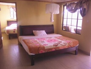 Luxury-Zimmer | Badezimmerausstattung | Dusche, kostenlose Toilettenartikel, Hausschuhe, Handtücher