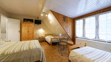 Kamar Standar | Ruang kerja ramah laptop, setrika/meja setrika, dan Wi-Fi gratis