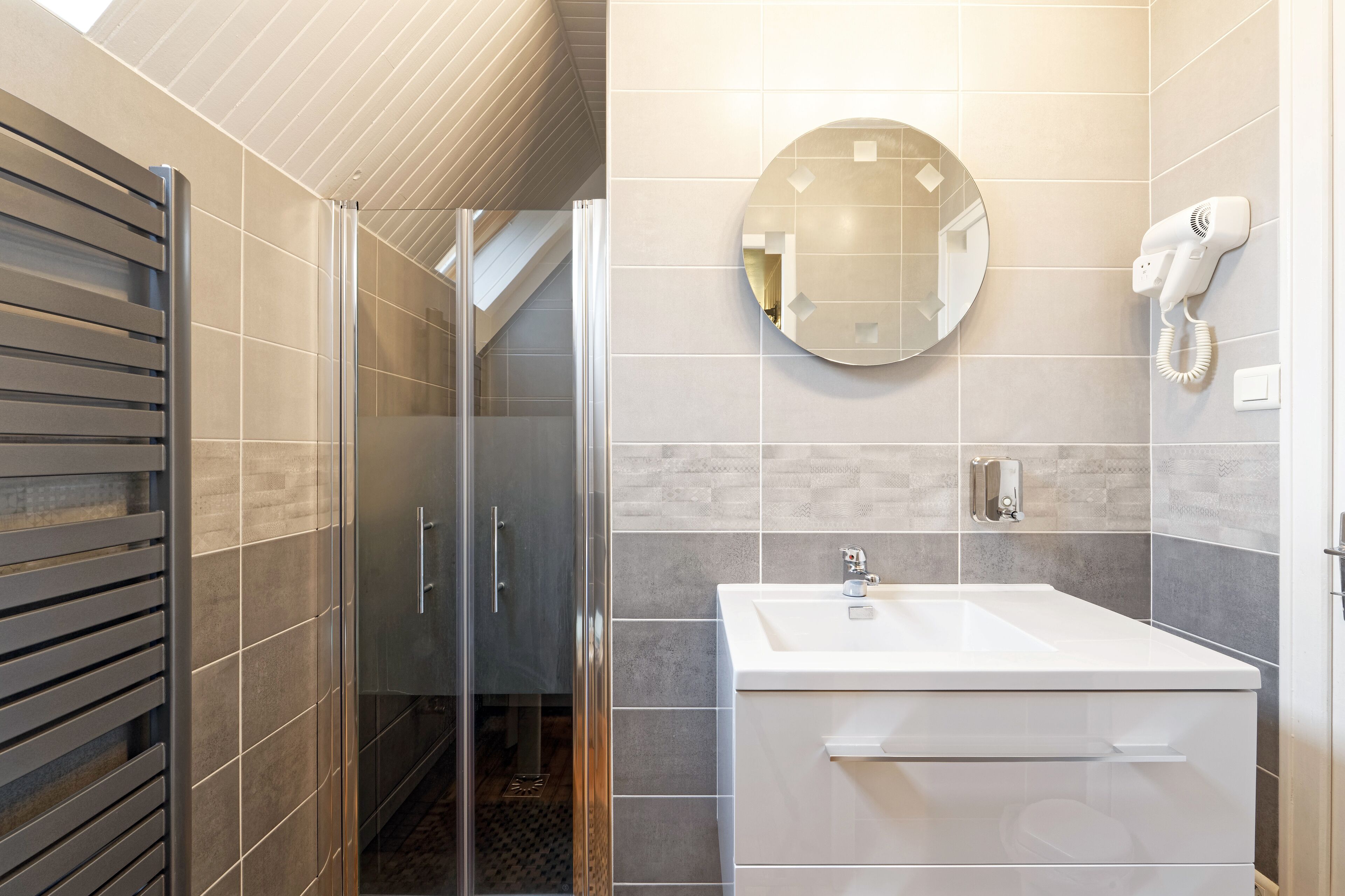 Standard Room | Bathroom | Shower, hair dryer, towels, soap