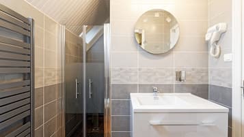 Standard Room | Bathroom | Shower, hair dryer, towels, soap