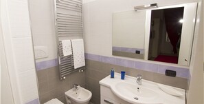 Shower, hair dryer, bidet, towels - La Dimora dell'Architetto (Gravina in Puglia)