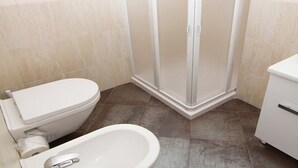 A bathroom with a toilet, bidet, and a shower enclosure. - La Dimora dell'Architetto (Gravina in Puglia)