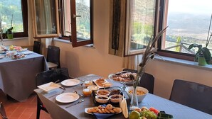 Un bufé de desayuno con diversas opciones de comida y una vista panorámica a través de la ventana.