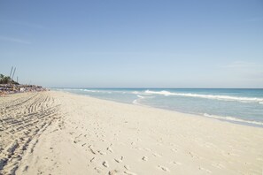 Ubicación a pie de playa, arena blanca y bar en la playa
