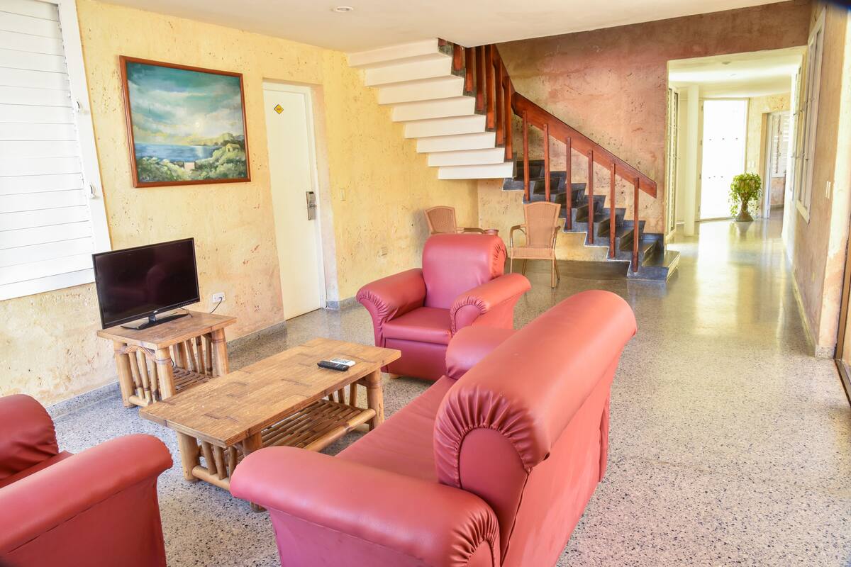 Villa, 3 habitaciones | Sala de estar | Una televisión de pantalla plana