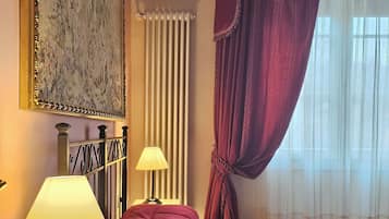 Comfort Room | Gebar bulu kapas, meja, langsir/tirai gelap terus