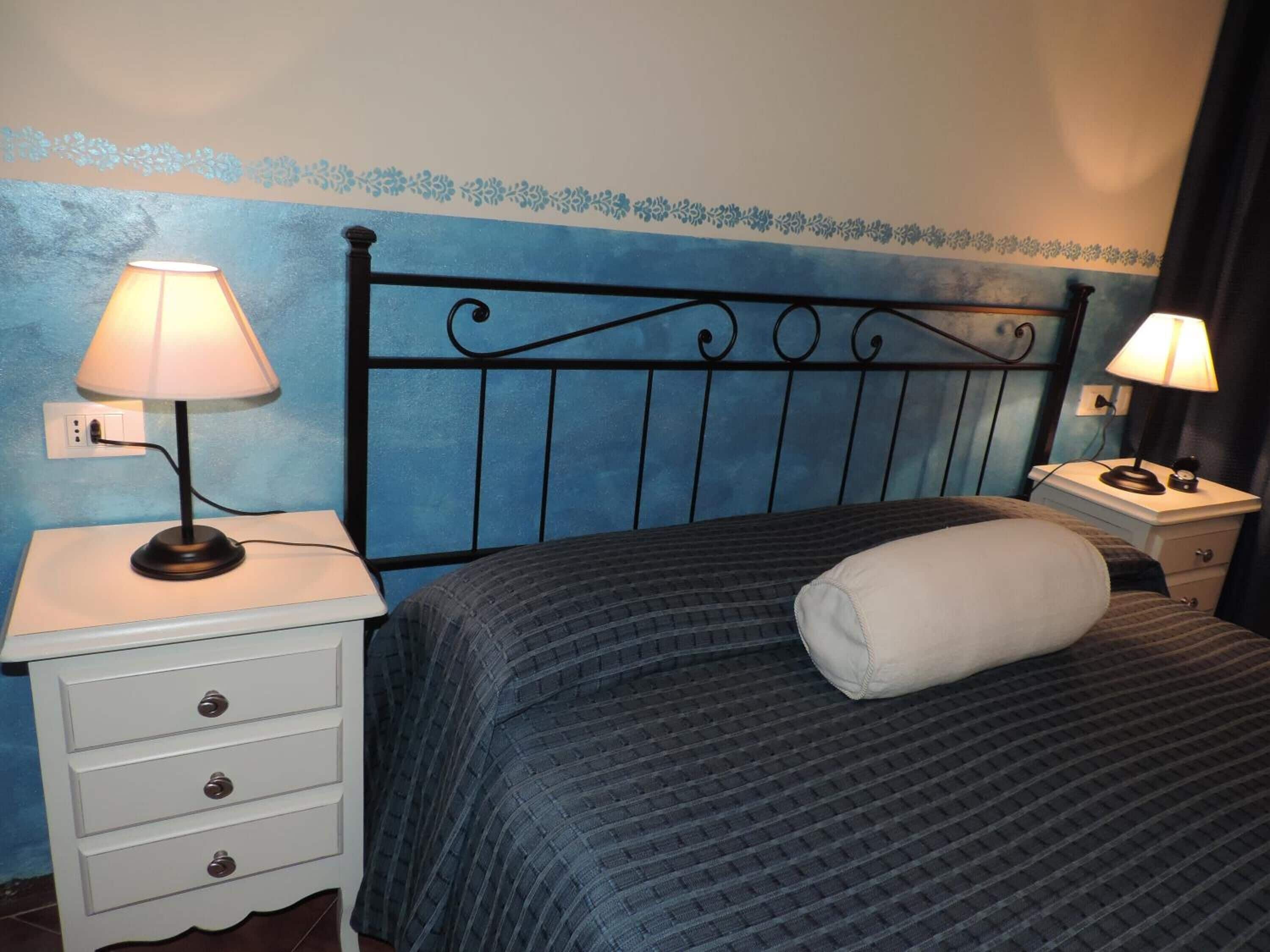 Chambre simple Deluxe, fumeur | Couette en duvet, bureau, rideaux d’obscurcissement