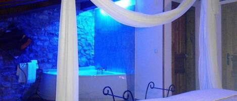 Superior tweepersoonskamer | Een kluis op de kamer, een bureau, verduisterende gordijnen