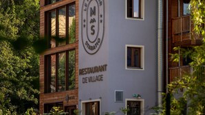 Un edificio de varios pisos con un letrero que indica que es un hotel y restaurante.