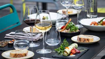 Petit déjeuner, déjeuner et dîner servis sur place