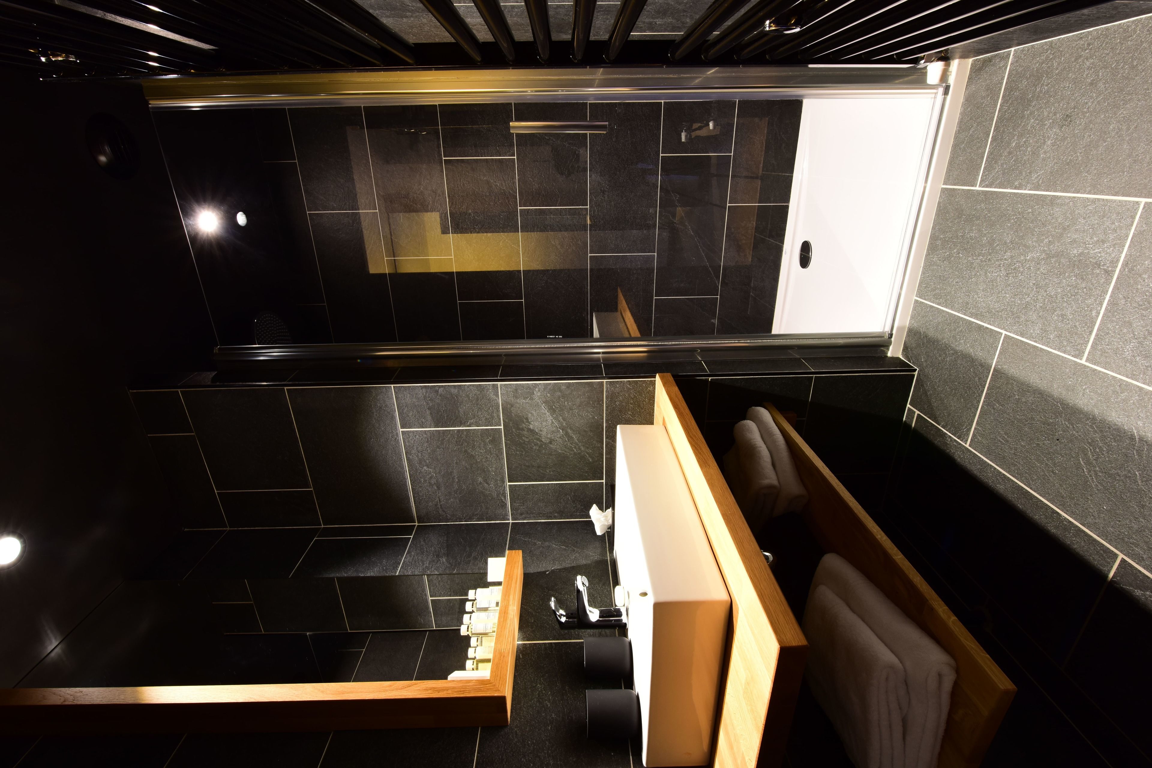 Chambre Double (Cocoon) | Salle de bain | Articles de toilette gratuits, sèche-cheveux, chaussons