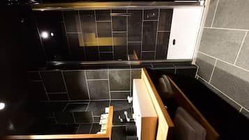 Chambre Double (Cocoon) | Salle de bain | Articles de toilette gratuits, sèche-cheveux, chaussons