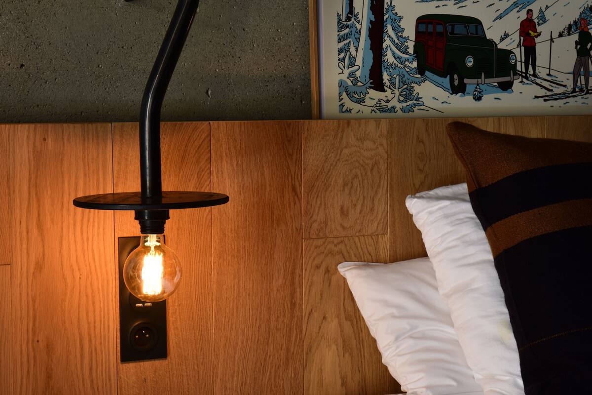 Cofres nos quartos, escrivaninha, cortinas blackout