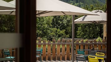 Petit-déjeuner, déjeuner et dîner servis sur place