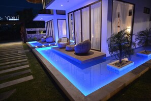 Outdoor pool, open 8:30 AM to 10:30 PM, free cabanas, sun loungers - Cabañas Luxury Bacalar (Bacalar)