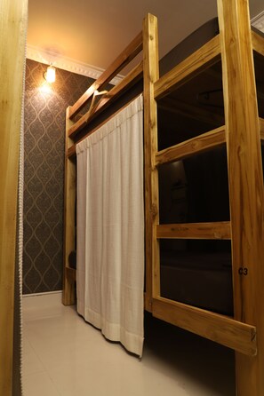 2 kamar tidur, setrika/meja setrika, dan seprai linen