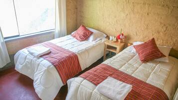 Kamar Twin Deluks, 2 Tempat Tidur Twin, ensuite | Meja kerja, tirai kedap cahaya, Wi-Fi gratis, dan seprai linen